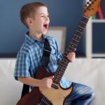 Nino-tocando-guitarra-electrica-GYE