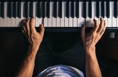 Adulto aprendiendo piano desde cero