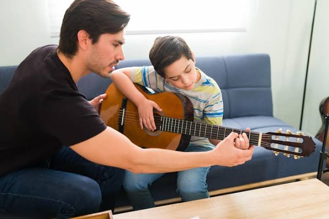 Clases de guitarra en una escuela de música de Quito