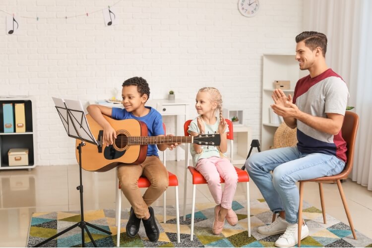 Profesor de música dando clases en Quito